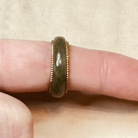 Green Jasper Band in Gold Tone Metal Setting Vintage - Picture 10 of 15